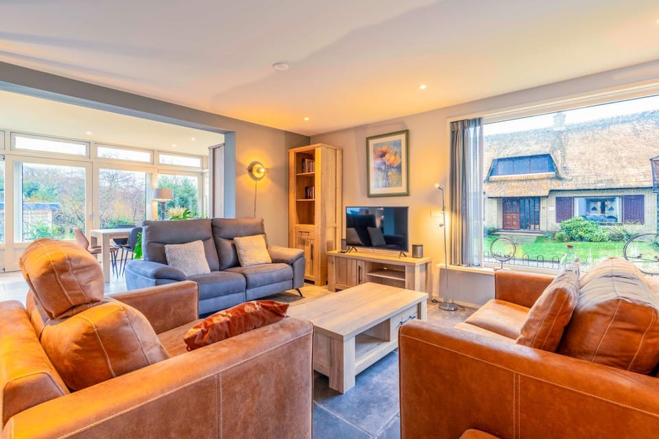 TV and multimedia, Living room, Seating area, Evening entertainment