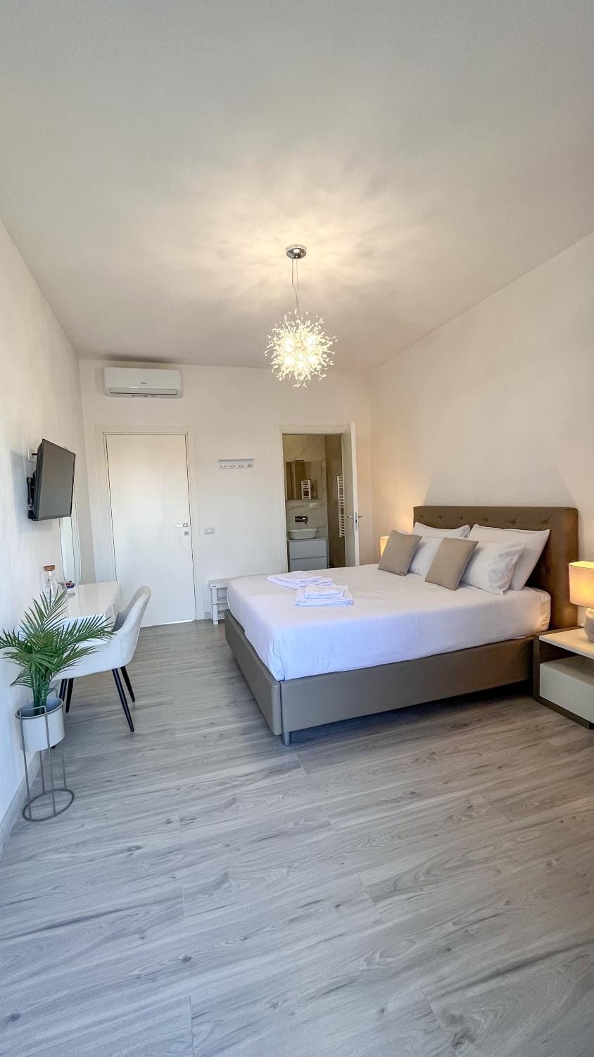 Bed, TV and multimedia, Photo of the whole room, Seating area, Bedroom, air conditioner