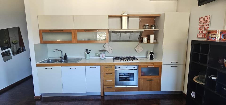 Coffee/tea facilities, Kitchen or kitchenette, dishwasher, oven, stove, toaster