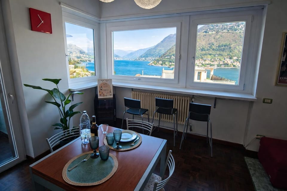 Living room, Dining area, Lake view