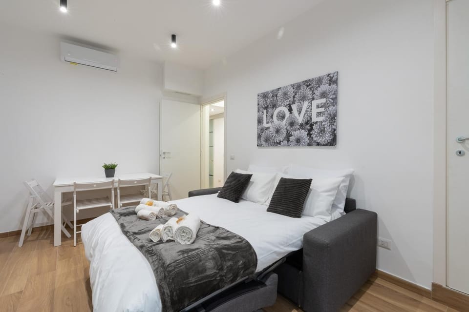 Living room, Photo of the whole room, Seating area, towels, air conditioner