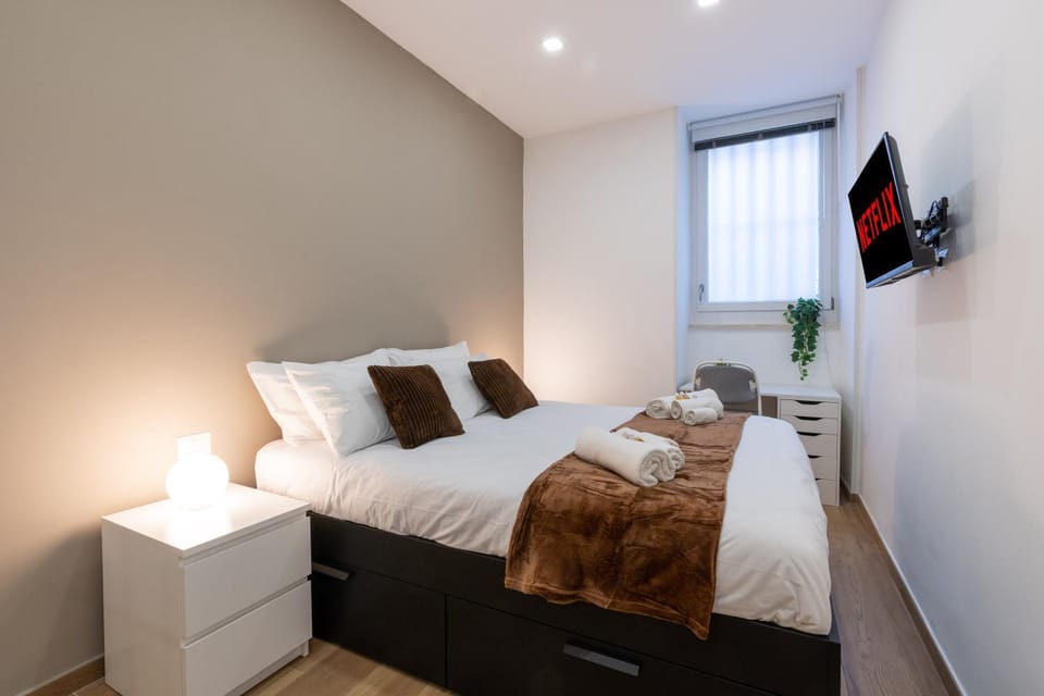 Bed, TV and multimedia, Photo of the whole room, Bedroom, towels