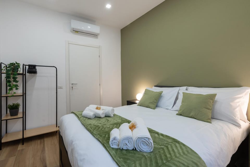 Bed, Photo of the whole room, Bedroom, towels, air conditioner