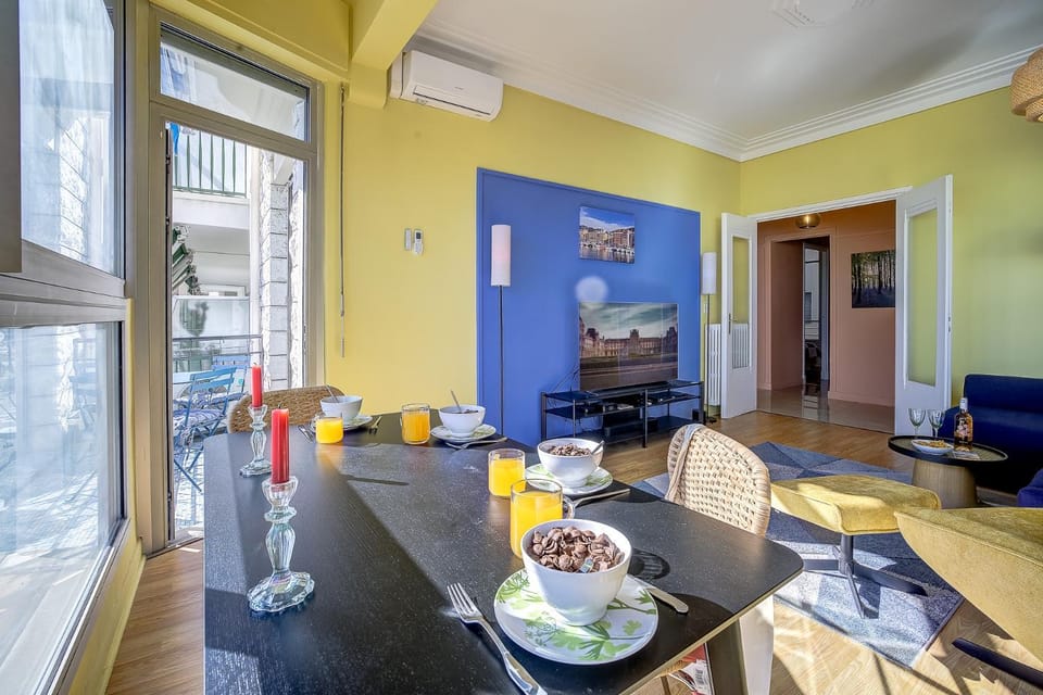 Living room, Seating area, Dining area