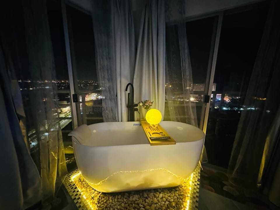 High Floor Seaview Beach Apartments-tub face to Ocean,projector,high speed Wi-Fi Apartment in Pattaya City