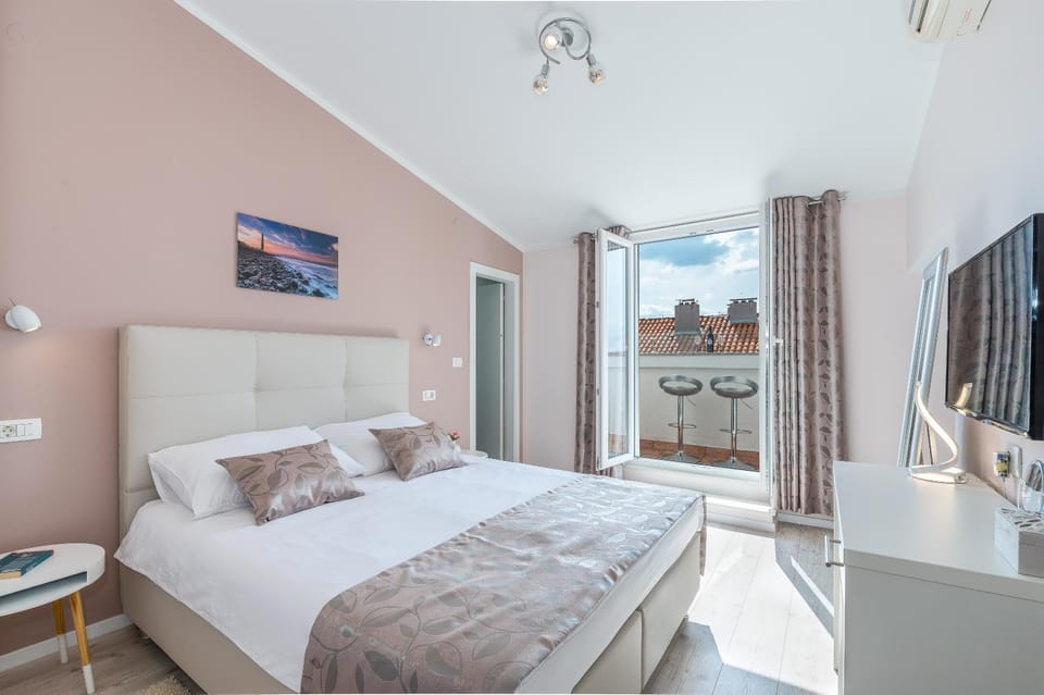 Bed, Balcony/Terrace, Photo of the whole room, Bedroom