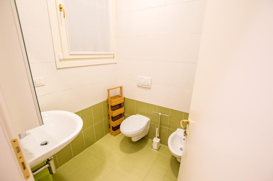 Toilet, bidet