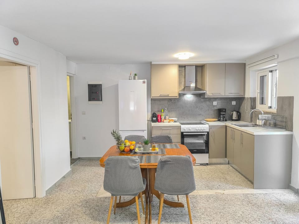 Dining area, kitchen