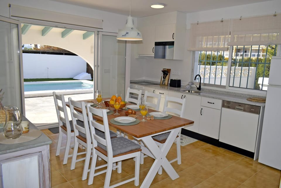 Kitchen or kitchenette, Dining area