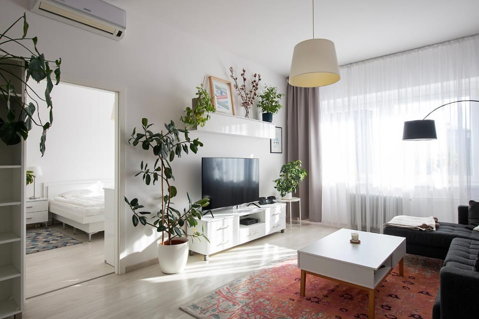 TV and multimedia, Living room, Seating area, Evening entertainment, air conditioner
