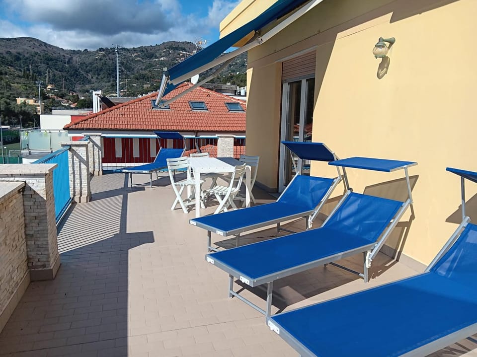 Balcony/Terrace, sunbed