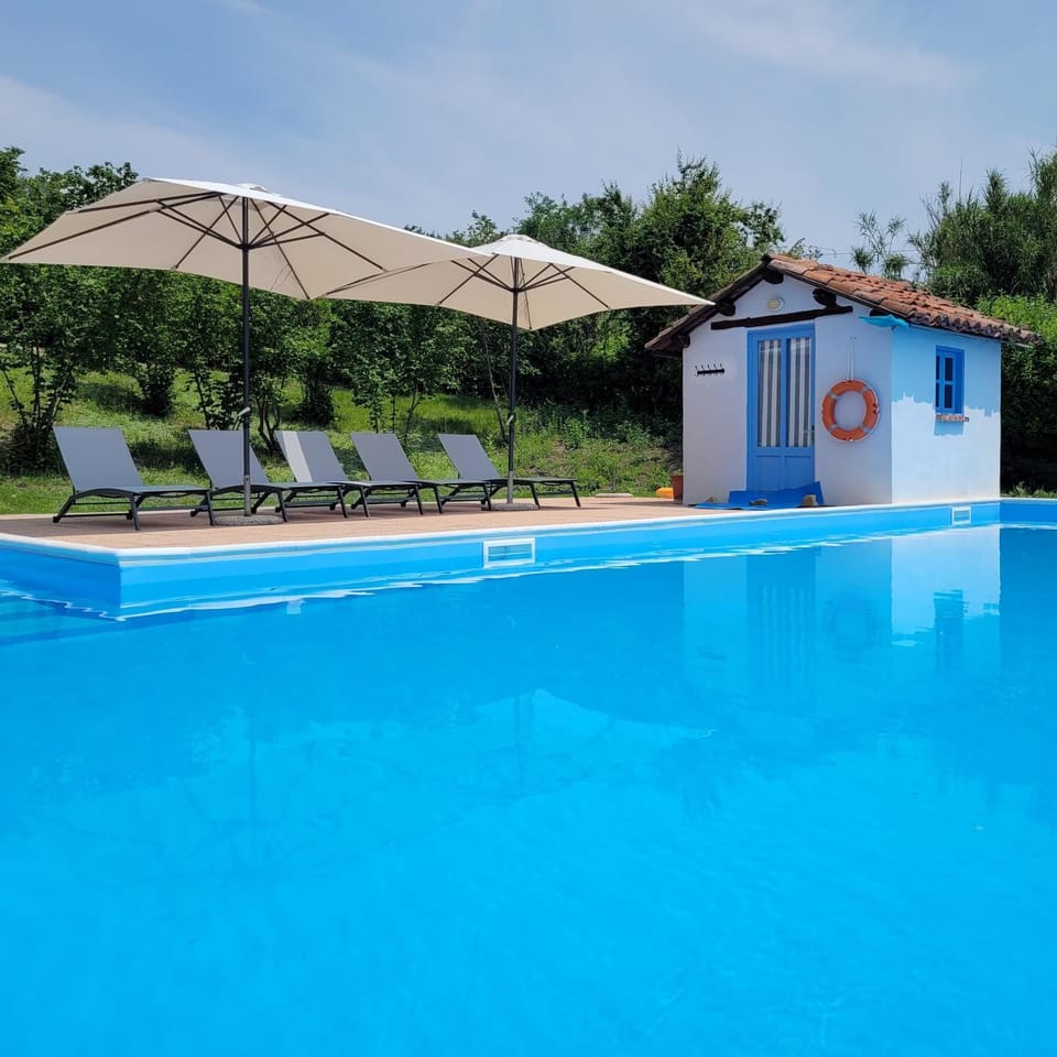 Swimming pool, sunbed