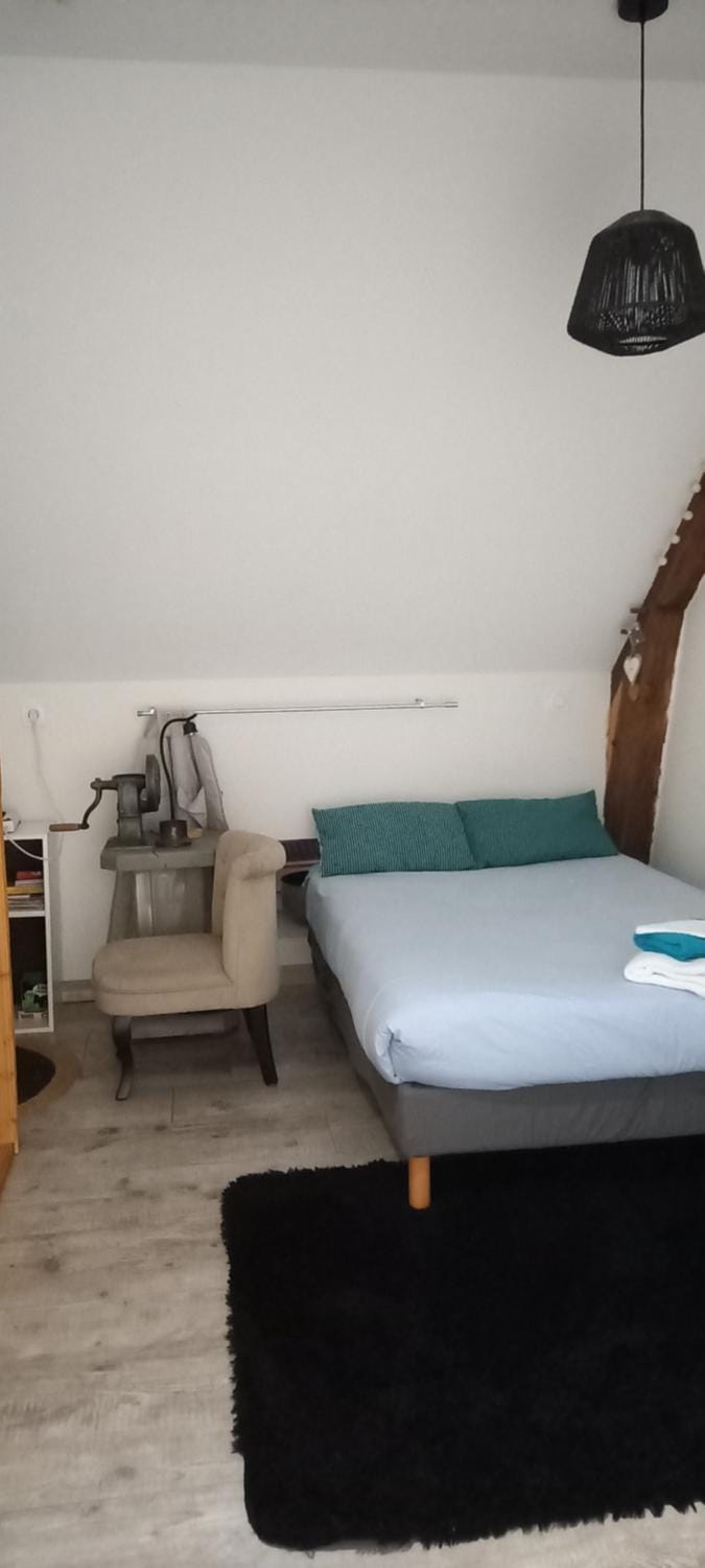 Bed, Seating area