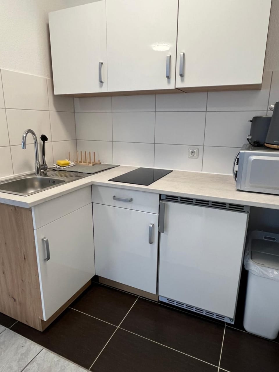 Kitchen or kitchenette, minibar, stove, toaster