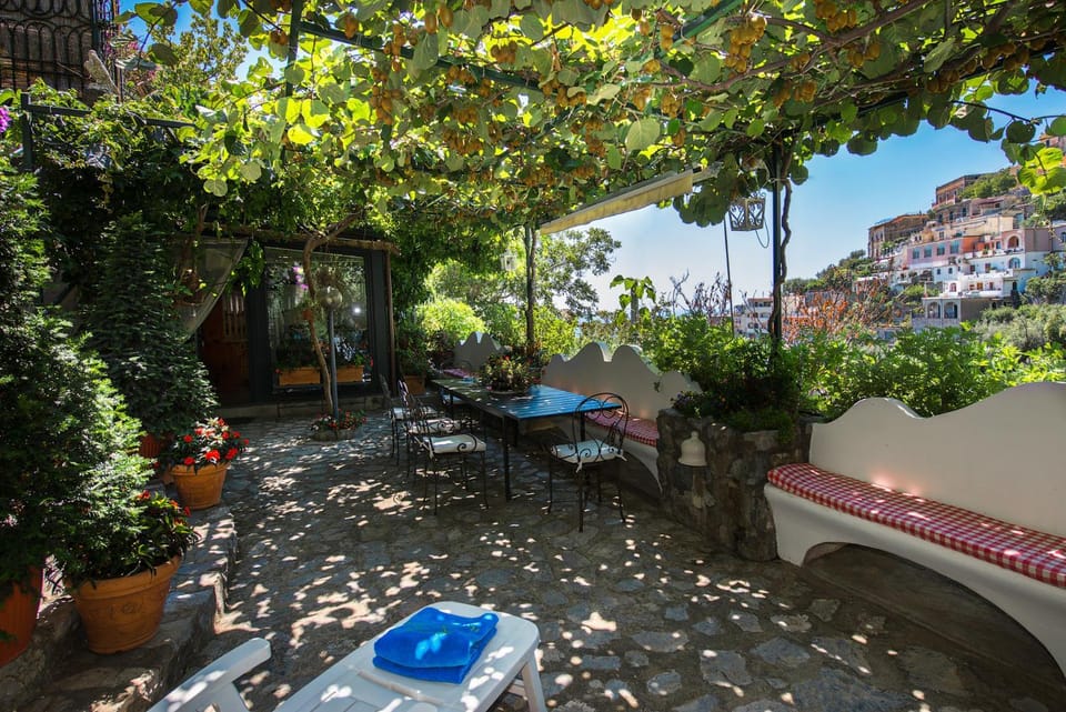 Property building, Patio, Spring, Day, Natural landscape, Garden, Dining area, Garden view