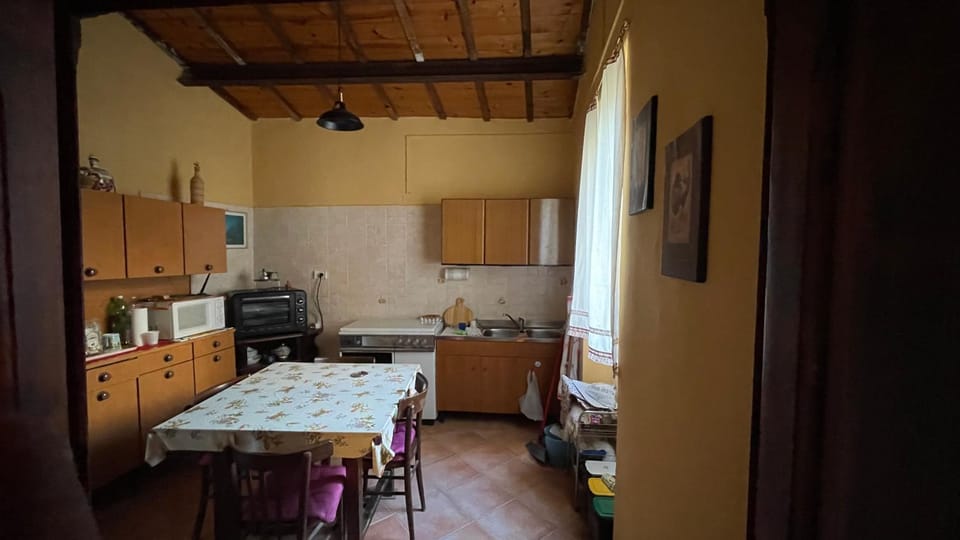 Kitchen or kitchenette, Dining area, stove