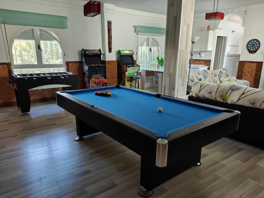 Billiard, Darts, Game Room, Karaoke, Nightclub / DJ, TV and multimedia, Evening entertainment