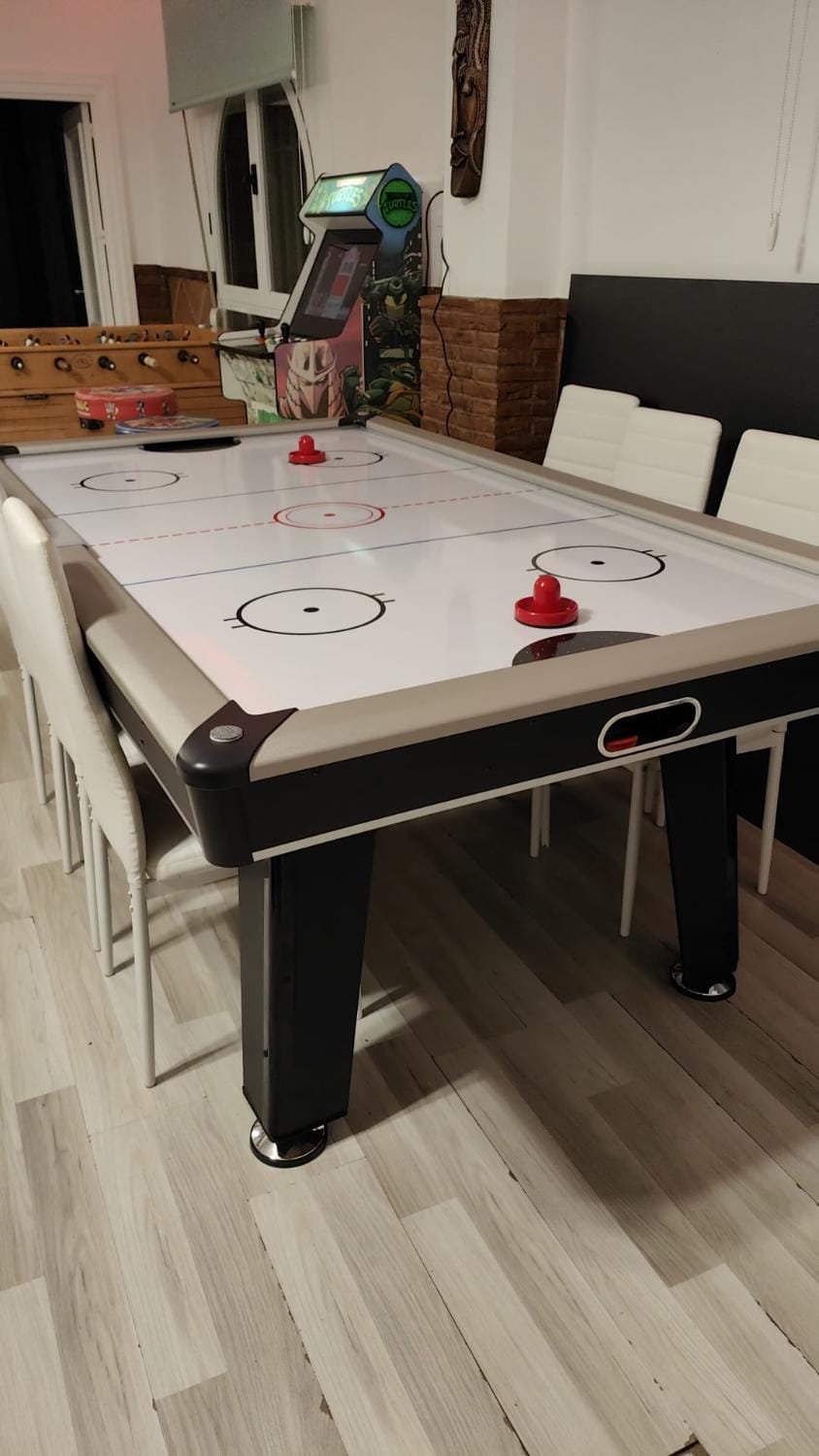 Billiard, Darts, Game Room, Karaoke, Nightclub / DJ, TV and multimedia, Evening entertainment
