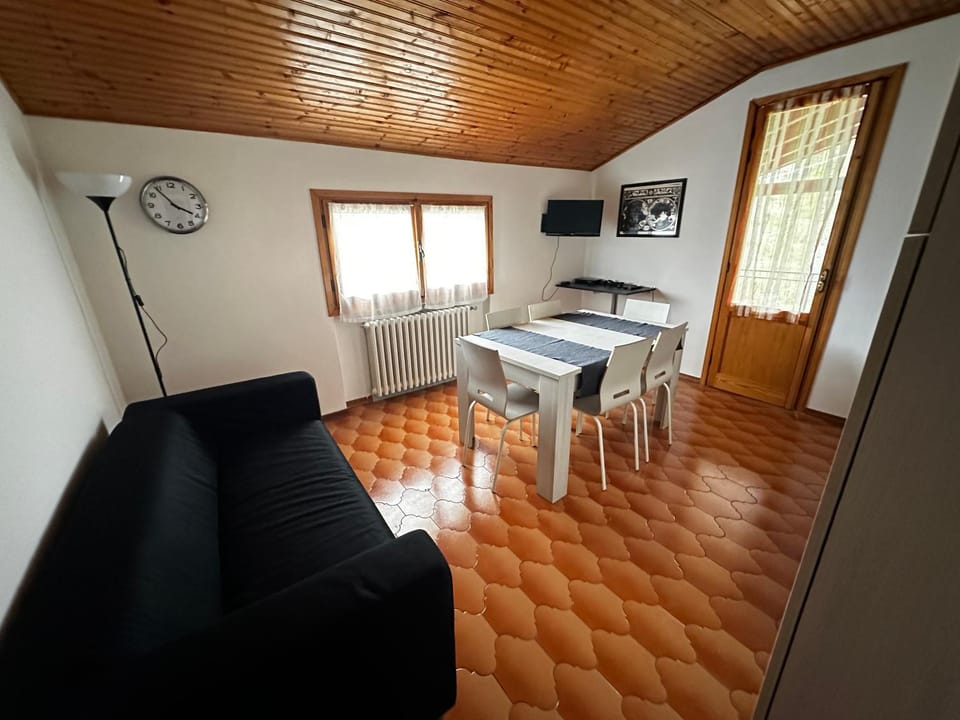 TV and multimedia, Kitchen or kitchenette, Living room, Seating area, Dining area