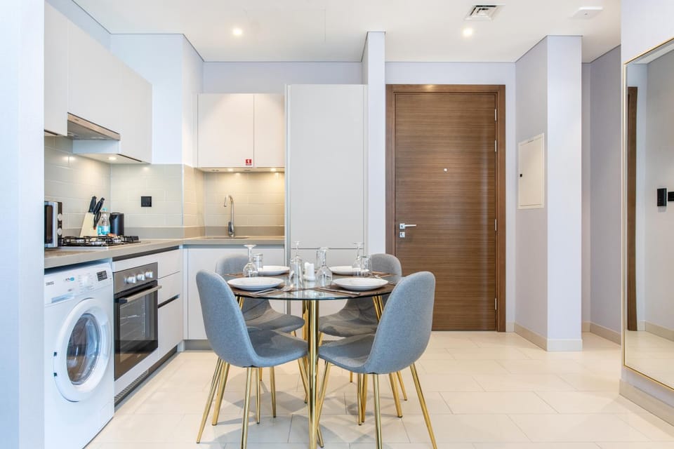 Kitchen or kitchenette, Dining area