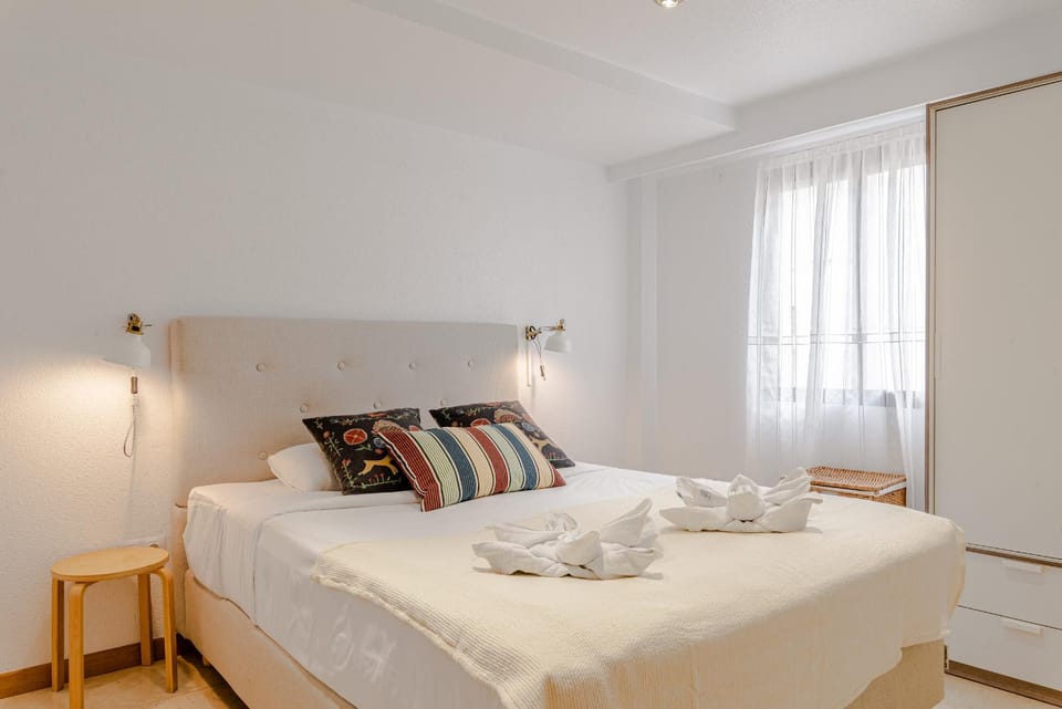 Bed, Photo of the whole room, Bedroom, towels