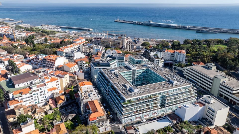 City view, Sea view, Location
