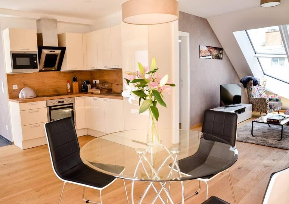 Kitchen or kitchenette, Dining area, minibar, pet friendly, stove