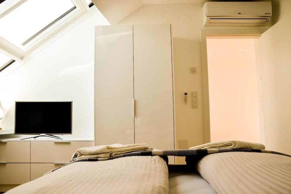 Bed, TV and multimedia, Bedroom, wardrobe, air conditioner