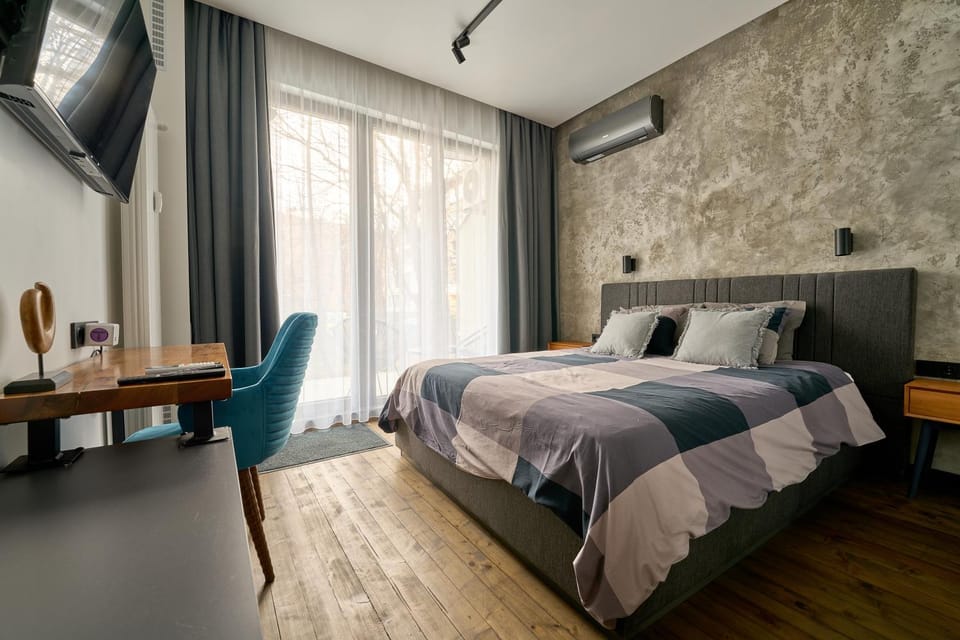 Bed, TV and multimedia, Balcony/Terrace, Bedroom