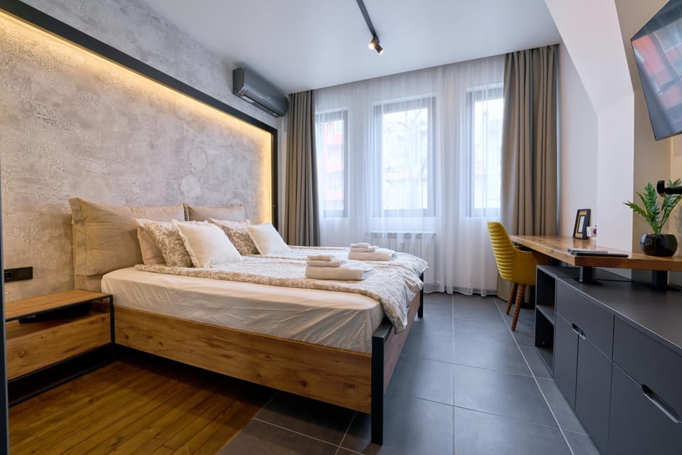 Bed, TV and multimedia, Bedroom