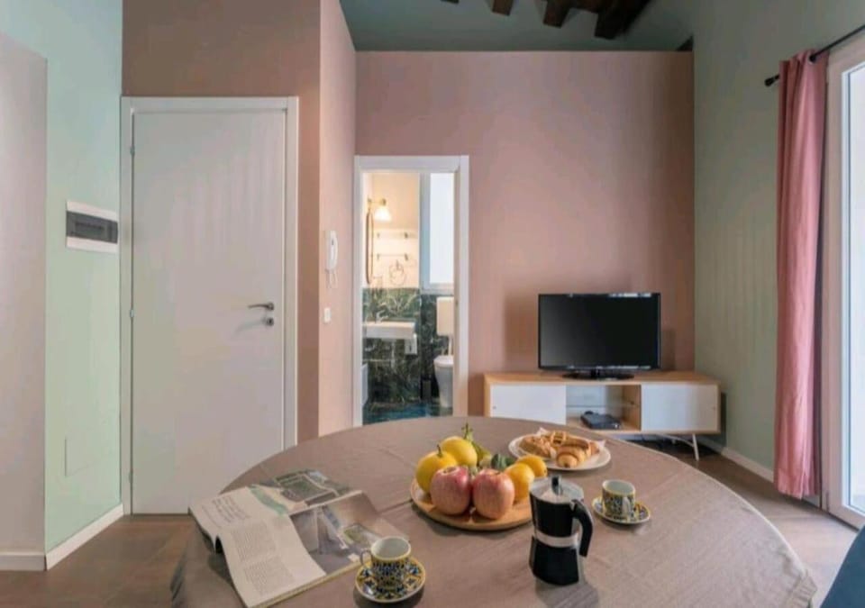 TV and multimedia, Food and drinks, Photo of the whole room, Dining area, Food, Drinks
