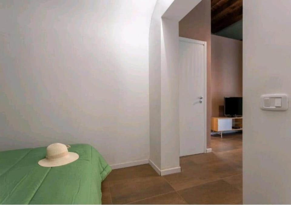Bed, TV and multimedia, Photo of the whole room, Bedroom, wardrobe