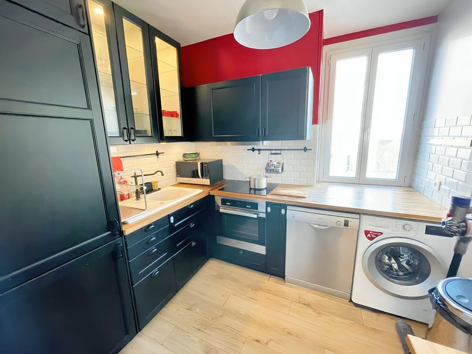 Kitchen or kitchenette, dishwasher, oven, toaster, washing machine