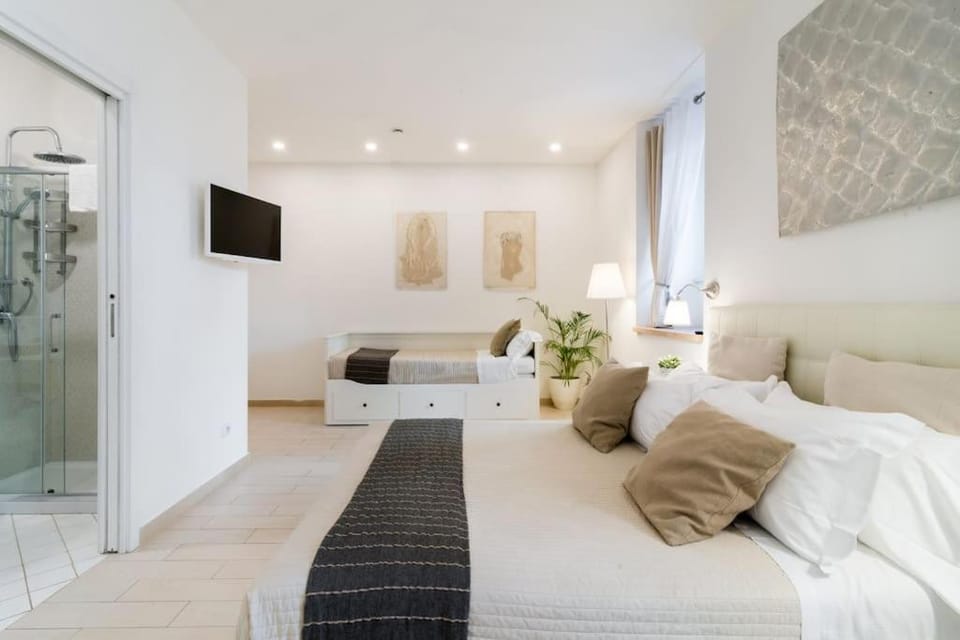 Bed, TV and multimedia, Photo of the whole room, Bedroom, towels