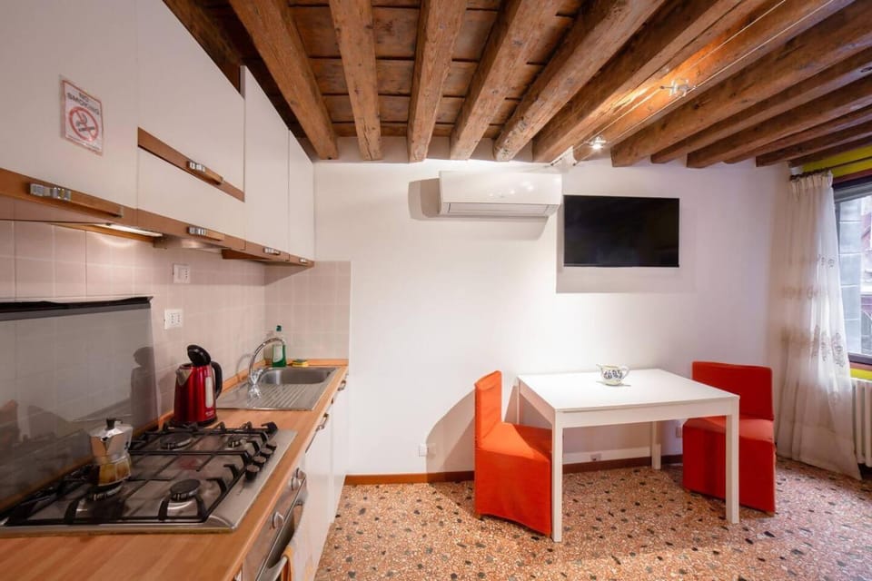 Kitchen or kitchenette, Seating area, Dining area