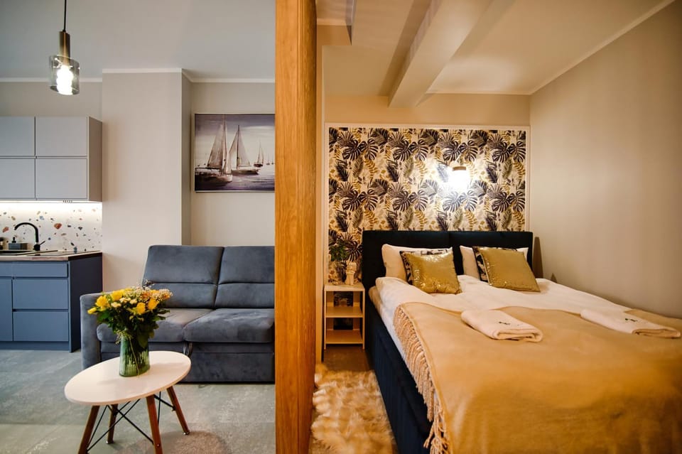 Bed, Living room, Photo of the whole room, Seating area, Bedroom, towels