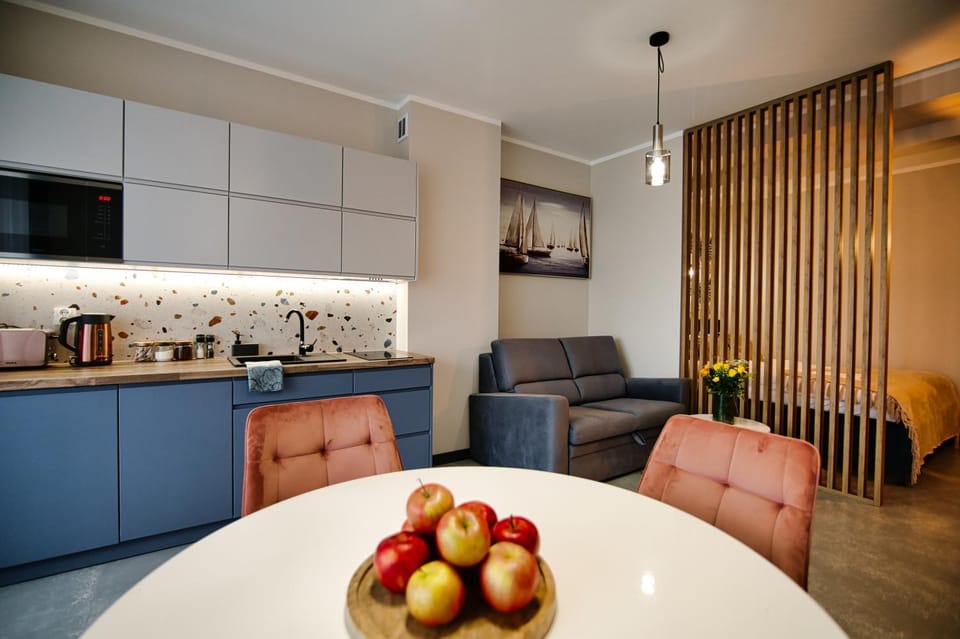 TV and multimedia, Coffee/tea facilities, Living room, Food and drinks, Seating area, Dining area, Food, minibar, pet friendly