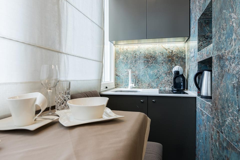 Kitchen or kitchenette, Dining area