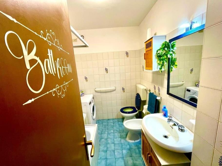 Shower, Toilet, Bathroom, Bath, bidet, towels