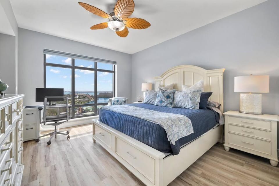 Luxury Condo at Cape Harbour Marina, Water Views! Apartment in Cape Coral