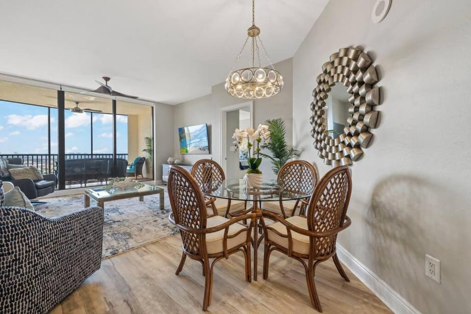 Luxury Condo at Cape Harbour Marina, Water Views! Apartment in Cape Coral