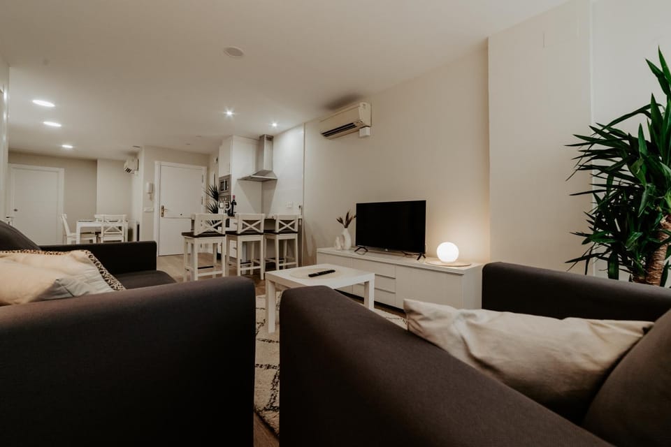 Communal lounge/ TV room, TV and multimedia, Living room, Seating area, air conditioner