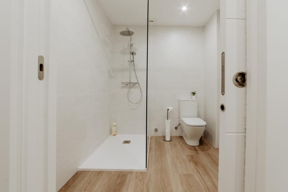 Shower, Bathroom, Bath, bidet, towels