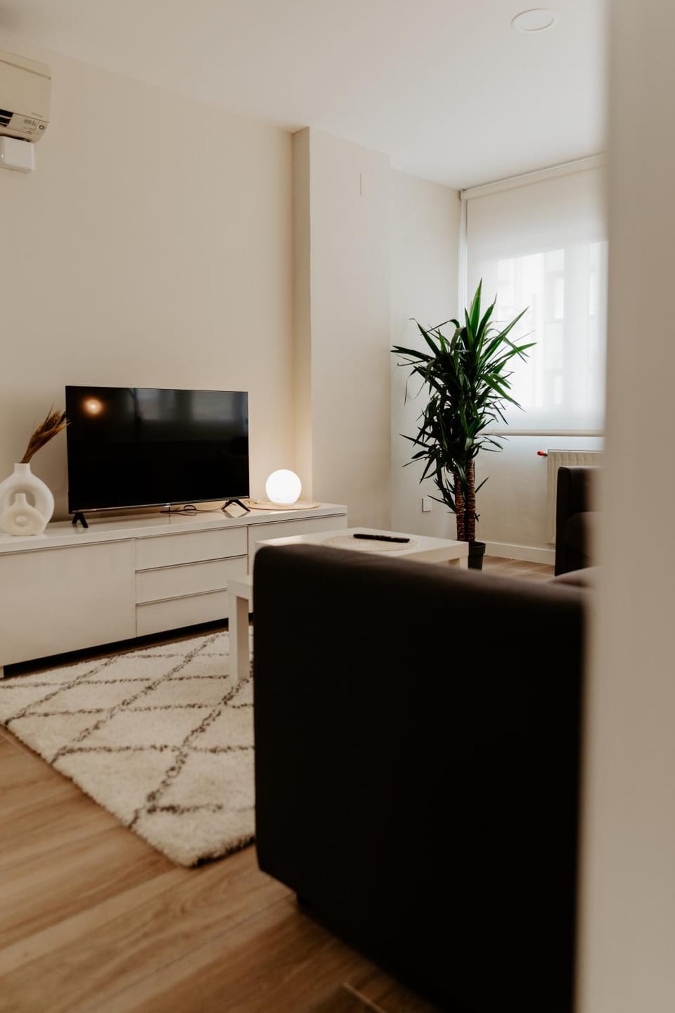 Communal lounge/ TV room, TV and multimedia, Living room, Seating area, air conditioner