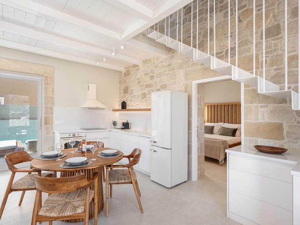 Kitchen or kitchenette, Dining area