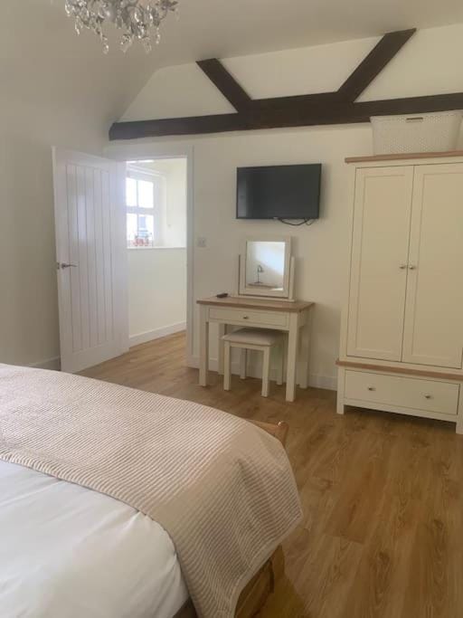 Chillout!! Sussex Flint Cottage- HotTub - Goodwood House in Arun District
