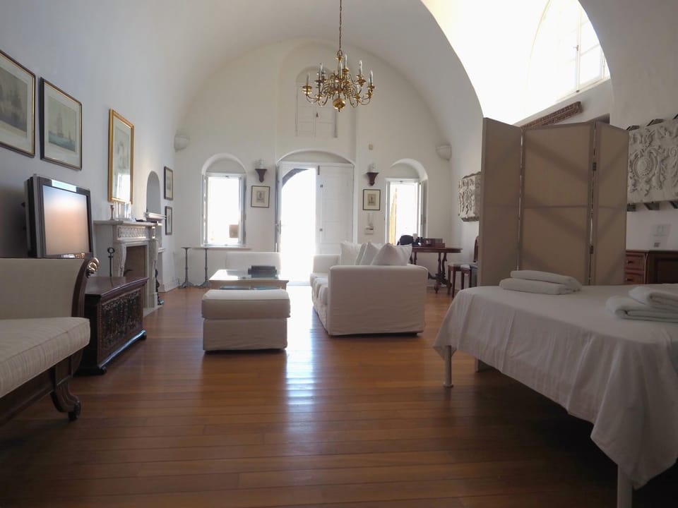 Bed, Living room, Photo of the whole room, Seating area, Bedroom
