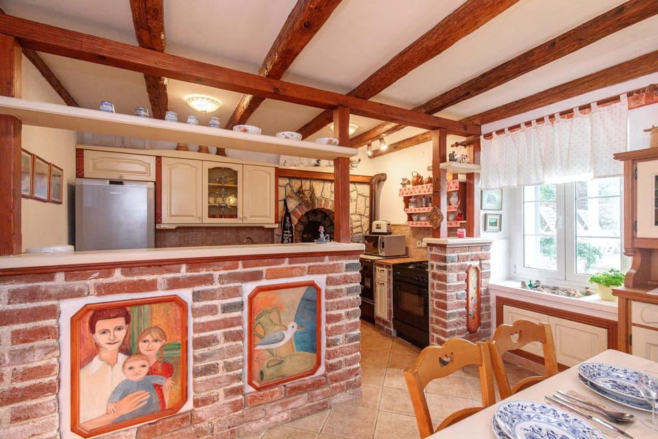 Kitchen or kitchenette, Dining area, minibar, pet friendly