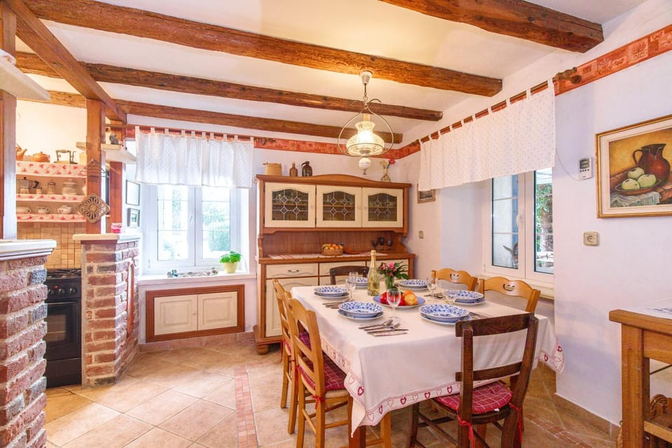 Kitchen or kitchenette, Dining area, pet friendly