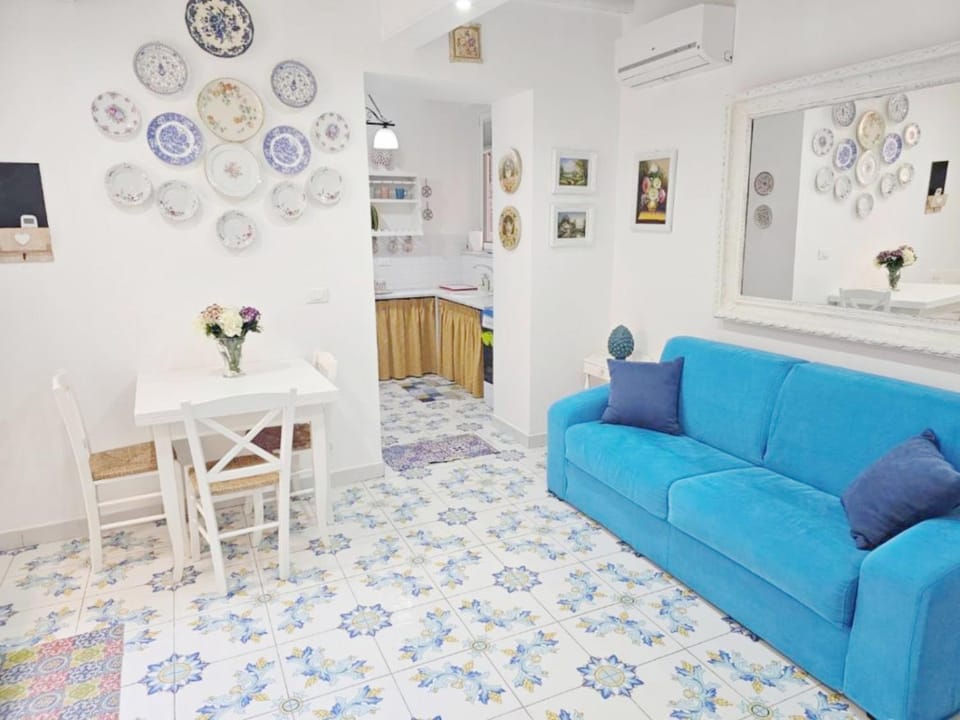 Bed, TV and multimedia, Living room, Seating area, air conditioner